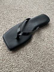 Black Wide Fit Split-Toe Leather Sandals – Serenity