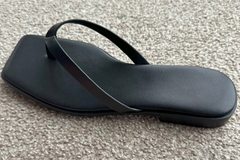 Black Wide Fit Split-Toe Leather Sandals – Serenity